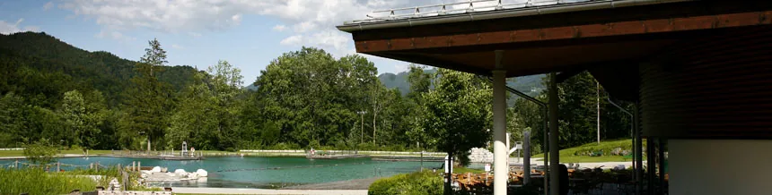 Gasthaus Aschauerweiher – Ansicht mit Bergpanorama