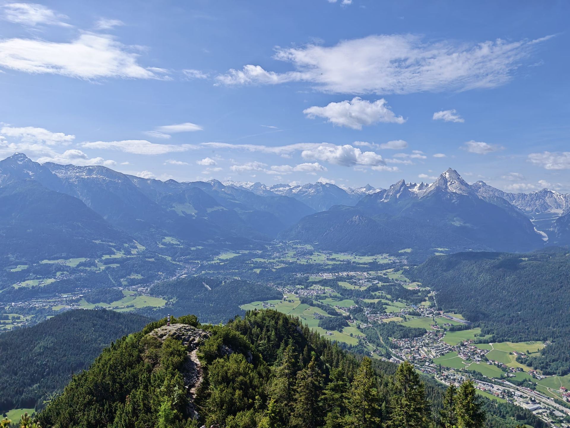 Gasthaus Aschauerweiher mit Terrasse und Blick auf die Berge